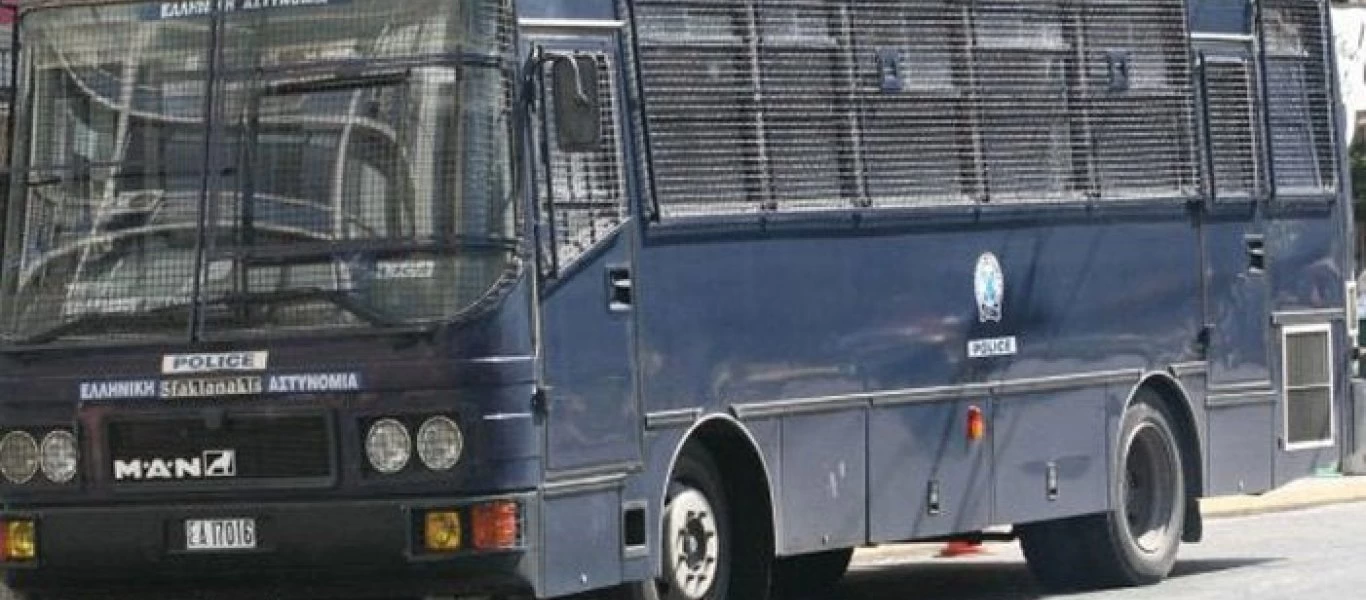 Οδηγός αστυνομικού λεωφορείου προκάλεσε τροχαίο ατύχημα και εξαφανίστηκε - Αναζητείται από την ΕΛ.ΑΣ.